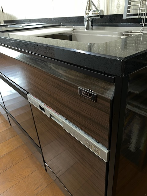 リクシルの展示キッチンをショールーム閉店により、特価販売
