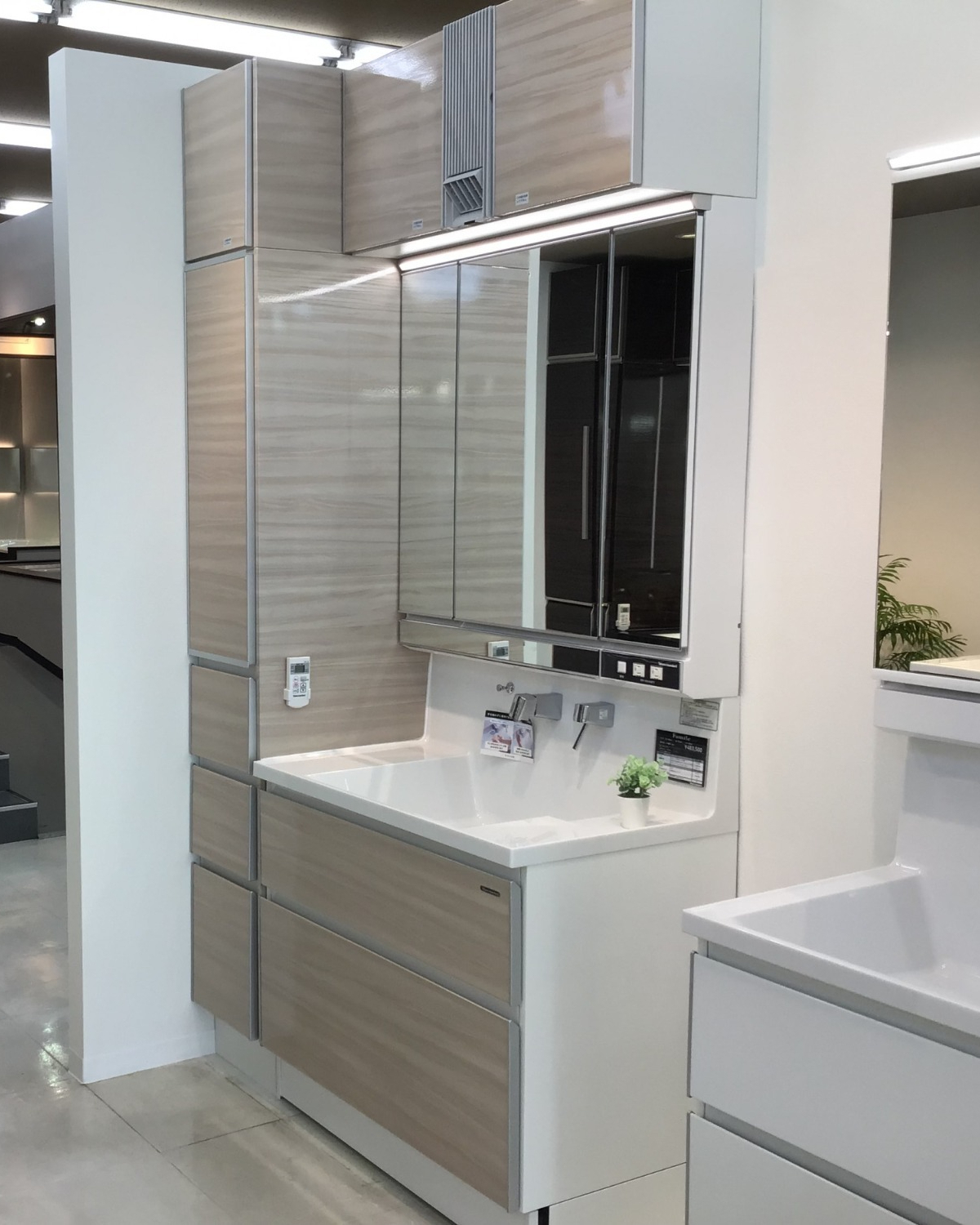 タカラスタンダード　システム洗面セット　「ファミーユ」　三面鏡＋トールキャビ