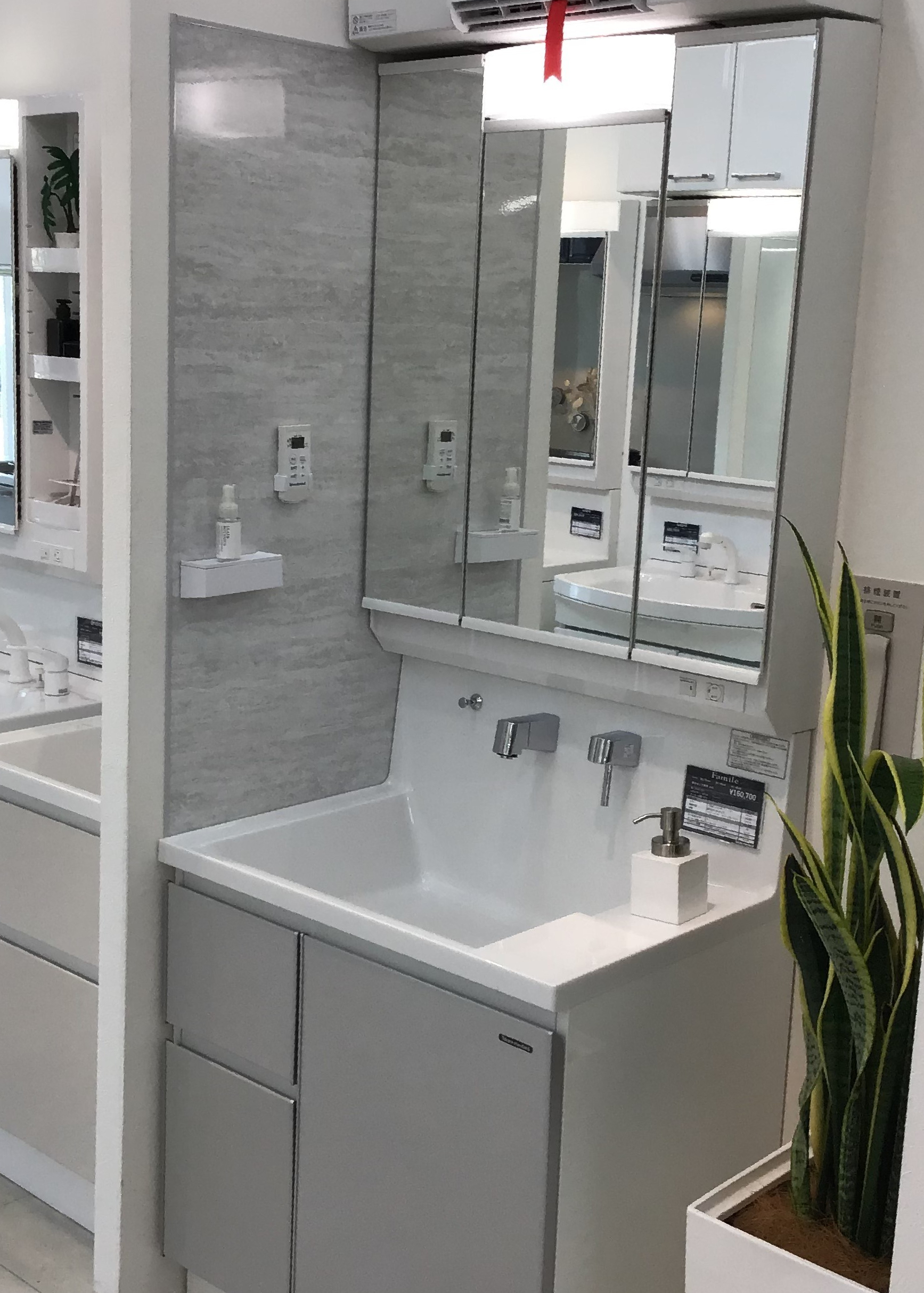 タカラスタンダード　システム洗面セット　「ファミーユ」　三面鏡＋トールキャビ