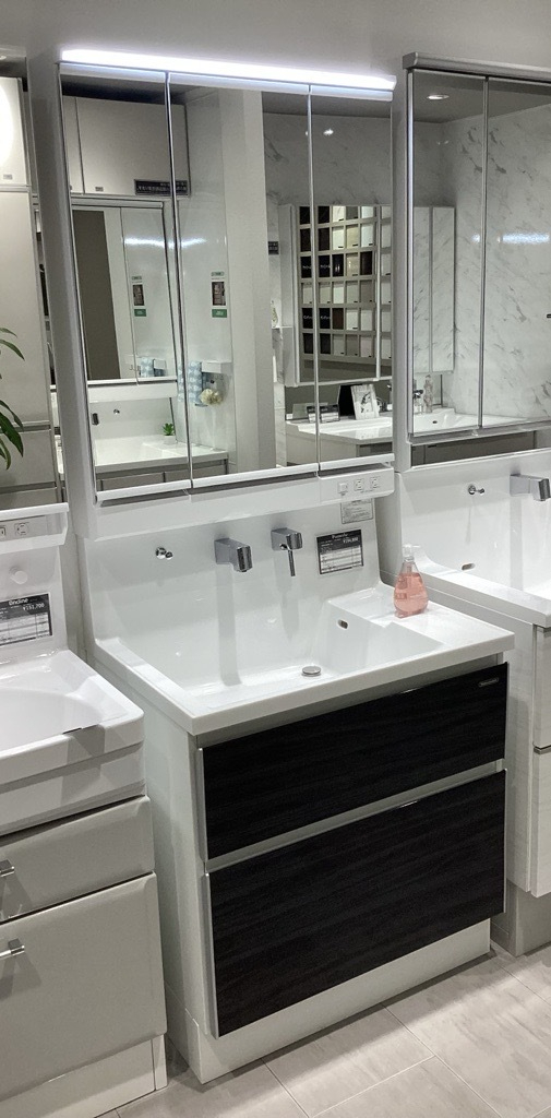 タカラスタンダード　システム洗面セット　「ファミーユ」　三面鏡＋トールキャビ