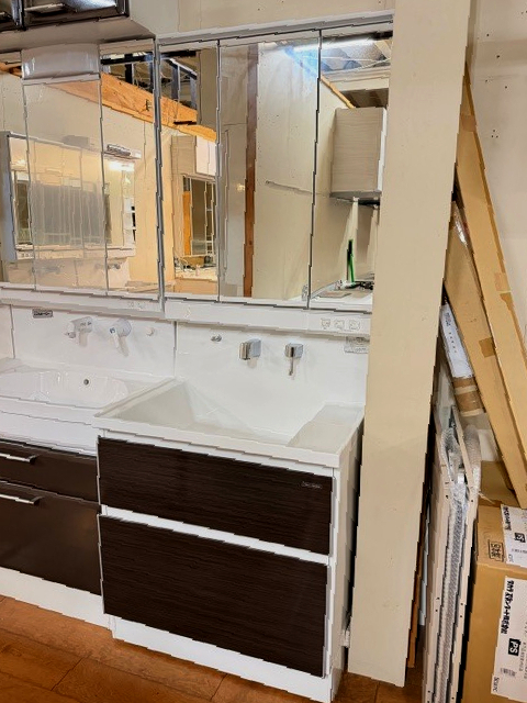 タカラスタンダード　システム洗面セット　「ファミーユ」　三面鏡＋トールキャビ